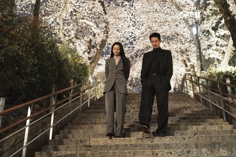 Lí do Jo In Sung và Han Hyo Joo được ‘đẩy thuyền’ gấp sau màn hợp tác 'Moving' - Ảnh 2. Những khung hình đẹp nên thơ của Jo In Sung và Han Hyo Joo gây sốt