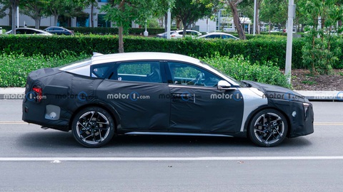Kia Cerato mới lộ diện, có thể có tên gọi mới - Ảnh 2. Mẫu xe xuất hiện tại California, Mỹ có giao diện hông rất giống Cerato hiện giờ - Ảnh: Motor1