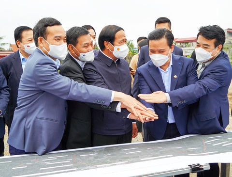 Người Hải Phòng nhận xét gì về Phó Thủ tướng Lê Văn Thành? - Ảnh 1. Phó thủ tướng Lê Văn Thành (giữa) đề nghị nhà thầu cùng bày tỏ quyết tâm hoàn thành đúng tiến độ dự án tuyến đường ven biển Hải Phòng - Thái Bình - Ảnh: ĐÀM THANH
