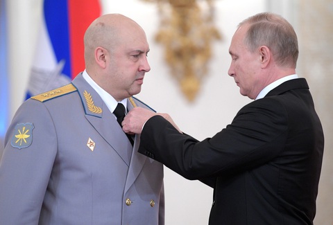 Tổng thống Nga Vladimir Putin (phải) trao huân chương cho ông Surovikin (trái) vì những đóng góp trên chiến trường Syria hồi năm 2017 - Ảnh: AFP Tổng thống Nga Vladimir Putin trao huân chương cho ông Surovikin (trái) vì những đóng góp trên chiến trường Syria hồi năm 2017 - Ảnh: AFP