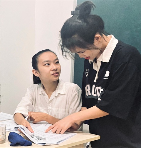 Tân sinh viên tuổi 25 - Ảnh 3. Tú Anh (trái) làm thêm tại một trung tâm ngoại ngữ để tích góp tiền học đại học - Ảnh: DOÃN HÒA