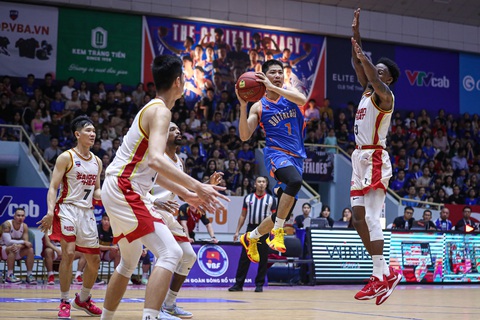 Hành trình đáng khâm phục của Hanoi Buffaloes tại VBA 2023 - Ảnh 4. Nguyễn Tiến Dương (giữa) từng phản công đem về chiến thắng cho Hanoi Buffaloes - Ảnh: VBA
