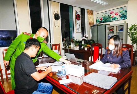 Vụ Việt Á: "Tiền cảm ơn sao nhiều thế?" - Ảnh 1. Tổng giám đốc Công ty Việt Á Phan Quốc Việt tại cơ quan điều tra - Ảnh: GIANG LONG