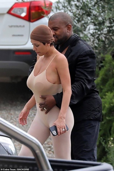 vo moi kanye west-1.jpg Bianca thường xuyên chọn trang phục xuyên thấu, mỏng như "lá lúa" để mặc