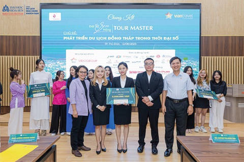 Thí sinh không trúng tuyển đợt 1 vẫn còn lựa chọn - Ảnh 1. Sinh viên Hoa Sen đoạt giải nhì một cuộc thi do Sở VH-TT-DL Đồng Tháp tổ chức