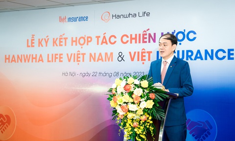 Hanwha Life Việt Nam và Việt Insurance ký kết hợp tác phân phối bảo hiểm - Ảnh 2. Ông Đào Duy Ninh - Phó Tổng giám đốc phát triển chiến lược và kênh phân phối Hanwha Life Việt Nam phát biểu phát biểu tại buổi ký kết.