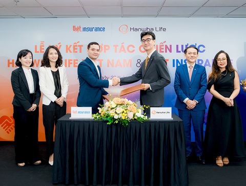 Hanwha Life Việt Nam và Việt Insurance ký kết hợp tác phân phối bảo hiểm - Ảnh 1. Chủ tịch HĐTV kiêm CEO Hanwha Life Việt Nam - ông Hwang Jun Hwan (phải) ký kết thỏa thuận hợp tác với Tổng Giám đốc VIS - ông Mai Văn Nội (trái).