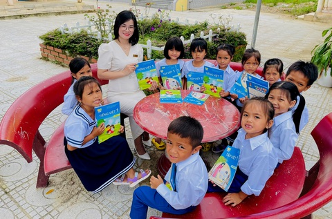 Cô giáo vùng cao đã làm gì khi học sinh thiếu sách giáo khoa trước ngày khai giảng? - Ảnh 1. Cô giáo Thúy Phụng tặng 131 bộ sách giáo khoa cho học sinh bằng tiền tiết kiệm từ việc bán hàng online - Ảnh: H.T