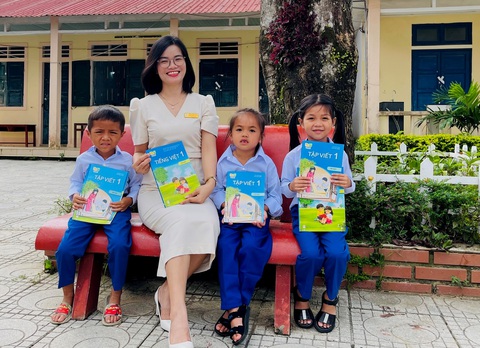 Cô giáo vùng cao đã làm gì khi học sinh thiếu sách giáo khoa trước ngày khai giảng? - Ảnh 2. Niềm vui của học sinh vùng cao khi có sách giáo khoa đi học - Ảnh: H.T.