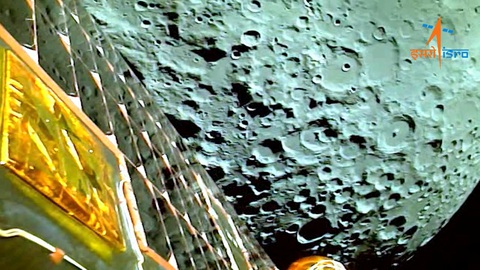 Tàu Chandrayaan-3 của Ấn Độ chụp ảnh Mặt trăng vào ngày 5-8 - Ảnh: REUTERS Tàu Chandrayaan-3 của Ấn Độ chụp ảnh Mặt trăng vào ngày 5-8 - Ảnh: REUTERS