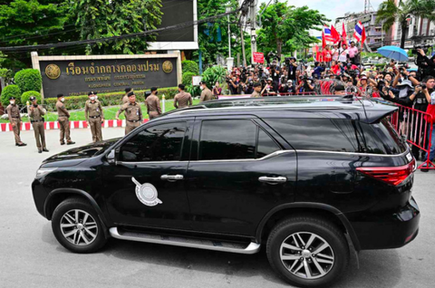 Hé lộ cuộc sống trong tù của ông Thaksin: Không máy lạnh, camera 24/24, được cấp tiền xài - Ảnh 1. Những người ủng hộ ông Thaksin ở bên ngoài khi xe cảnh sát chở cựu thủ tướng Thái Lan đến nhà tù trung tâm Klong Prem ở Bangkok hôm 22-8 - Ảnh: AFP