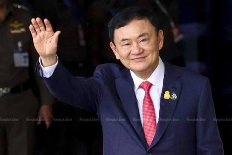 Hé lộ cuộc sống trong tù của ông Thaksin: Không máy lạnh, camera 24/24, được cấp tiền xài - Ảnh 2. Ông Thaksin vẫy tay chào khi đến sân bay Don Mueang ở Bangkok, Thái Lan hôm 22-8 - Ảnh: BANGKOK POST