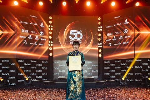 Bà Huỳnh Bích Ngọc - Chủ tịch HĐQT TTC AgriS nhận giải Top 50 Công ty niêm yết tốt nhất do Forbes Việt Nam bình chọn. Ảnh: Đ.H Bà Huỳnh Bích Ngọc - Chủ tịch HĐQT TTC AgriS nhận giải Top 50 Công ty niêm yết tốt nhất do Forbes Việt Nam bình chọn. Ảnh: Đ.H