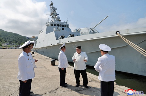 Chiến hạm Triều Tiên gây ngạc nhiên vì quá mượt - Ảnh 2. Ông Kim Jong Un chỉ đạo các quan chức hải quân khi tàu 661 đang neo tại cầu cảng - Ảnh: REUTERS