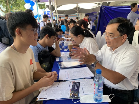 Trường ĐH Kiến trúc TP.HCM công bố điểm chuẩn, xét tuyển bổ sung - Ảnh 1. Thí sinh tìm hiểu thông tin tuyển sinh đại học tại Ngày hội tư vấn tuyển sinh - hướng nghiệp 2023 của báo Tuổi Trẻ - Ảnh: TRẦN HUỲNH