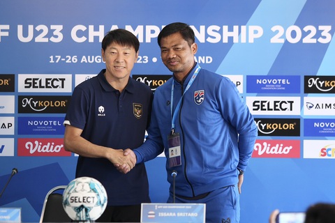 HLV U23 Indonesia Shin Tae Yong và HLV U23 Thái Lan Ithsara Sritharo trong buổi họp báo trước trận - Ảnh: H.TÙNG HLV U23 Indonesia Shin Tae Yong (trái) và HLV U23 Thái Lan Ithsara Sritharo trong buổi họp báo trước trận - Ảnh: H.TÙNG