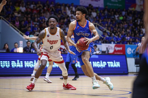 Hành trình đáng khâm phục của Hanoi Buffaloes tại VBA 2023 - Ảnh 3. Udun Osakue (áo xanh) mang sức sống mới đến Hanoi Buffaloes - Ảnh: VBA