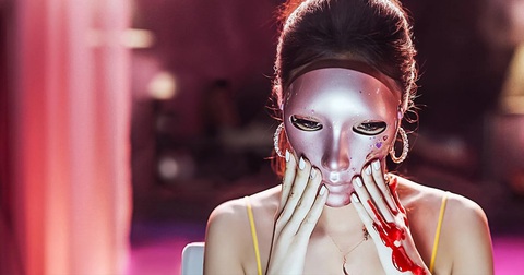 ‘Mask Girl’: Xinh đẹp liệu có phải là tất cả? - Ảnh 1. Cuộc sống sau lớp mặt nạ của Kim Mo Mi trong Mask Girl - Ảnh: Soompi