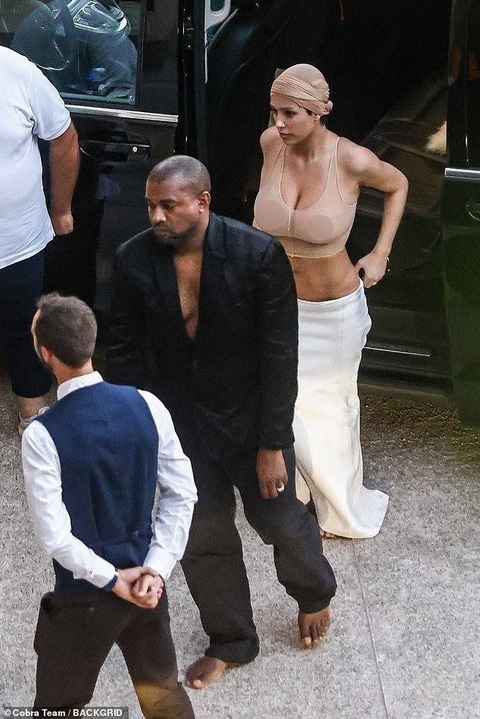 Tức mắt với màn phô bày cơ thể khiếm nhã của vợ mới Kanye West - Ảnh 4. Chiếc khăn quấn đầu của vợ mới Kanye được dân mạng cho rằng đây là cách cô nàng biến tấu chiếc quần tất thành khăn đội đầu