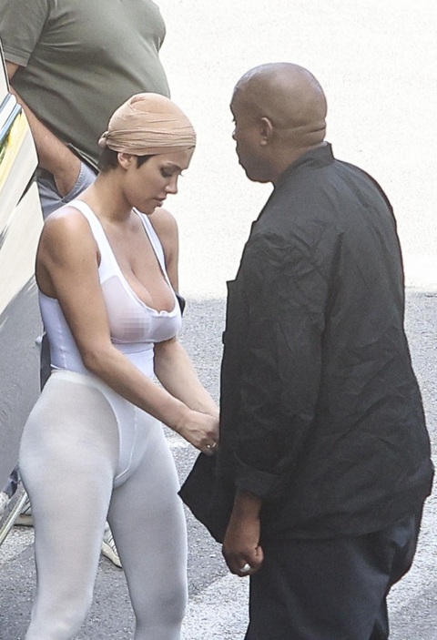Tức mắt với màn phô bày cơ thể khiếm nhã của vợ mới Kanye West - Ảnh 6. Bỏ mặc ngoài tai mọi chỉ trích, tần suất vợ mới Kanye mặc phản cảm, hở hang đến mức biến đổi luôn chức năng của trang phục là che chắn cơ thể.