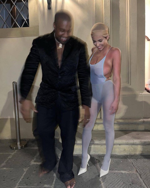 Tức mắt với màn phô bày cơ thể khiếm nhã của vợ mới Kanye West - Ảnh 5. Toàn bộ trang phục mỏng tang, xuyên thấu cho đến các món phụ kiện của Bianca được netizen bình phẩm, châm biếm một cách hài hước