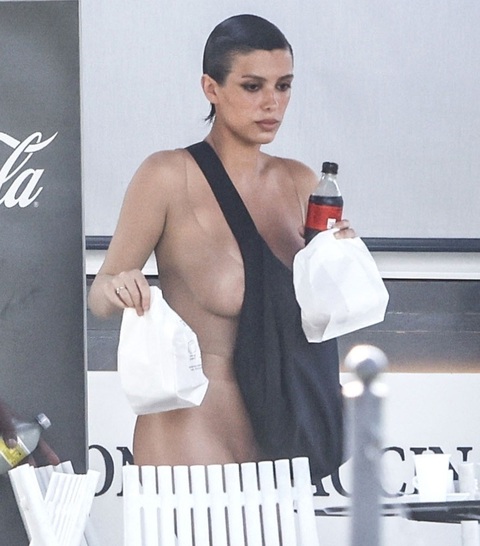 Tức mắt với màn phô bày cơ thể khiếm nhã của vợ mới Kanye West - Ảnh 1. Bianca Censori phô bày cơ thể dưới bộ cánh màu nude tại Ý