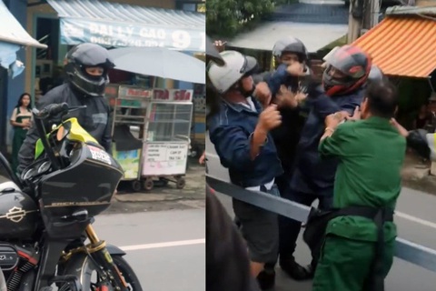 Điều tra nhóm mô tô 'khủng' chạy ngược chiều ở phà Cát Lái - Ảnh 1. Nhóm đi xe mô tô chạy ngược chiều và người dân đang xếp hàng xô xát. Phía nhân viên phà phải ra can - Ảnh: MXH