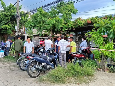 Vụ 4 thi thể mẹ con trong nhà: Người chồng dùng khí CO đầu độc vợ con - Ảnh 1. Lực lượng công an phong tỏa hiện trường vụ đầu độc hôm 23-8 - Ảnh: TRẦN HOÀI