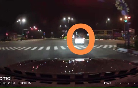 Ô tô của các đối tượng đã rải đinh xuống đường để ngăn cản sự truy đuổi của công an - Ảnh: C.A. Ô tô rải đinh xuống đường để ngăn cản sự truy đuổi của công an - Ảnh: C.A.