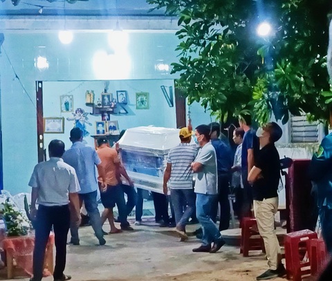 Vụ 4 thi thể mẹ con trong nhà: ‘Tương lai của 3 chị em mãi dang dở” - Ảnh 1. Người dân chung tay hỗ trợ mai táng cho gia đình 4 mẹ con - Ảnh: TRẦN HOÀI