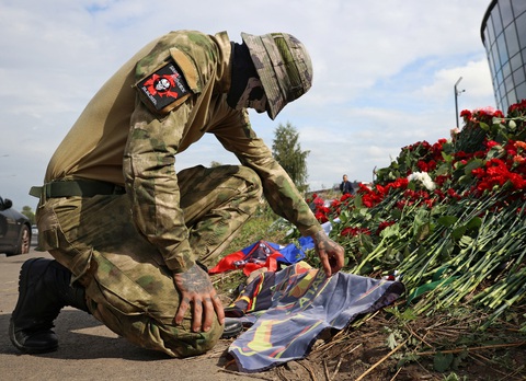Một lính đánh thuê Wanger đặt hoa tưởng niệm ông trùm Yevgeny Prigozhin ở Saint Petersburg, Nga, ngày 24-8 - Ảnh: REUTERS Một lính đánh thuê Wagner đặt hoa tưởng niệm ông trùm Yevgeny Prigozhin ở Saint Petersburg, Nga, ngày 24-8 - Ảnh: REUTERS