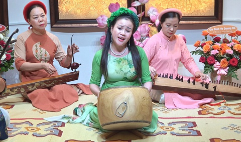 40 năm Huế vẫn ca, vẫn Ca Huế - Ảnh 12. Nghệ sĩ Kim Hồng - con gái của nghệ nhân đàn nhị Nguyễn Mông - tự đánh trống để hát chầu văn - Ảnh: M. TỰ