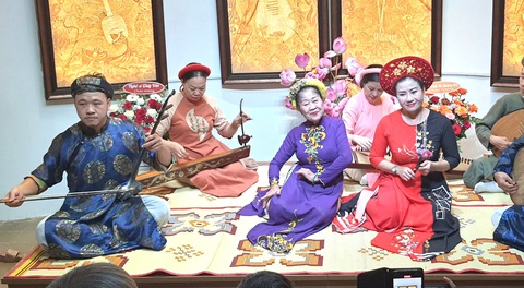 40 năm Huế vẫn ca, vẫn Ca Huế - Ảnh 13. Ba thế hệ Ca Huế cùng có mặt trên vuông chiếu Ca Huế suốt 10 năm qua. Nghệ nhân ưu tú Kim Vàng (giữa), cùng con gái - nghệ sĩ Mai Sao (bên phải), và cháu ngoại - nghệ sĩ đàn nhị kiêm đàn bầu Quốc Khánh (bên trái). Họ là một phần thuộc "gia tộc Ca Huế" của cố nghệ sĩ Ngọc Yến - Kim Oanh - Ảnh: M.TỰ