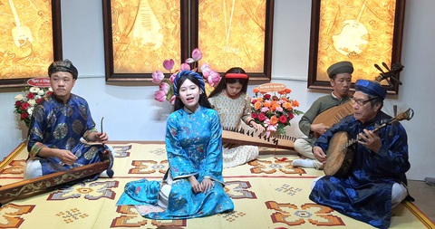 40 năm Huế vẫn ca, vẫn Ca Huế - Ảnh 9. Như Quỳnh, học sinh lớp 11 vừa theo học đàn tranh ở Học viện Âm nhạc Huế, biểu diễn ca Huế với tiếng đàn của bạn mình là Trâm Anh, con gái của nghệ sĩ Quỳnh Nga - Ảnh: M.TỰ