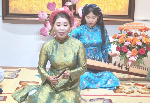 40 năm Huế vẫn ca, vẫn Ca Huế - Ảnh 10. Sau khi ca xong, Như Quỳnh tiếp tục đệm đàn cho mẹ - nghệ sĩ Kim Quy hát - Ảnh: M.TỰ