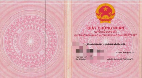 Một gia đình bị phát hiện có ba sổ đỏ giả, công an vào cuộc điều tra - Ảnh 1. Sổ đỏ giả được phát hiện tại hộ ông N. - Ảnh: Q.NAM