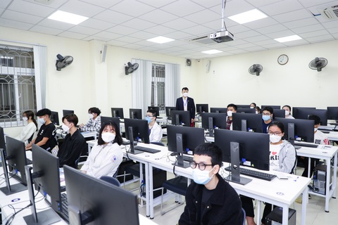 Năm 2024: Bài thi đánh giá năng lực của ĐHQGHN sẽ thế nào? - Ảnh 1. Thí sinh làm bài thi trên máy tính trong kỳ thi đánh giá năng lực của Đại học Quốc gia Hà Nội - Ảnh: Đại học Quốc gia Hà Nội