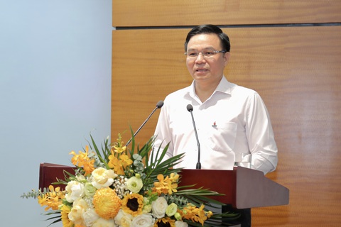 Trao giải cuộc thi online ‘Tôi yêu Petrovietnam’ - Ảnh 1. Tổng giám đốc Petrovietnam Lê Mạnh Hùng chúc mừng thành công của cuộc thi online "Tôi yêu Petrovietnam"