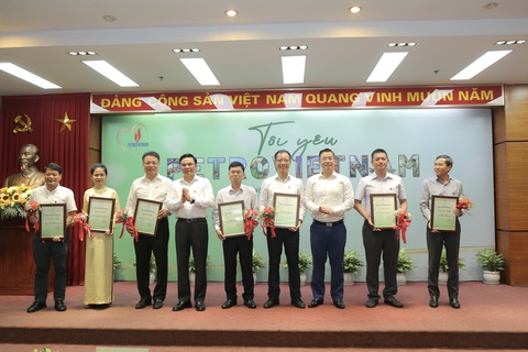 Trao giải cuộc thi online ‘Tôi yêu Petrovietnam’ - Ảnh 2. Lãnh đạo Đảng ủy Khối Doanh nghiệp Trung ương, Petrovietnam trao giải tập thể cho các đơn vị đạt giải