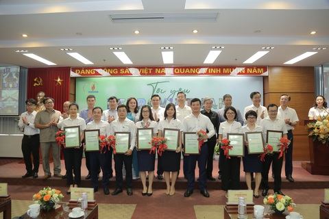 Trao giải cuộc thi online ‘Tôi yêu Petrovietnam’ - Ảnh 3. Các đại biểu chụp ảnh lưu niệm cùng đại diện các Ban/Văn phòng Tập đoàn đạt giải