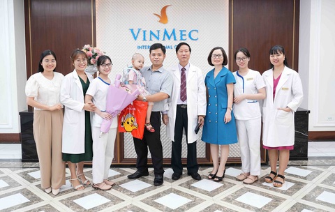 GS. Nguyễn Thanh Liêm: “Vinmec chọn việc khó nhưng mang lại nhiều giá trị” - Ảnh 3. Bác sĩ và bệnh nhân Viện trưởng Viện nghiên cứu Tế bào gốc và Công nghệ gen Vinmec - Ảnh: Đ.H