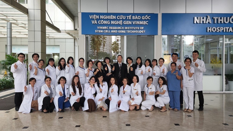 GS. Nguyễn Thanh Liêm: “Vinmec chọn việc khó nhưng mang lại nhiều giá trị” - Ảnh 4. Đội ngũ bác sĩ Viện trưởng Viện nghiên cứu Tế bào gốc và Công nghệ gen Vinmec - Ảnh: Đ.H