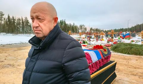 Yevgeny Prigozhin - từ người bán hot dog tới chủ tập đoàn lính đánh thuê Wagner - Ảnh 2. Ông Yevgeny Prigozhin tại tang lễ một chiến binh nhóm Wagner - Ảnh: ALAMY