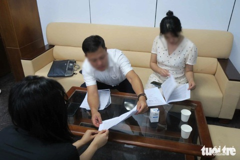 Chị K.T. (áo đen) đến báo Tuổi Trẻ tố cáo bác sĩ C. - Ảnh: T.T.D Chị K.T. (áo đen) đến báo Tuổi Trẻ tố cáo bác sĩ C. - Ảnh: T.T.D