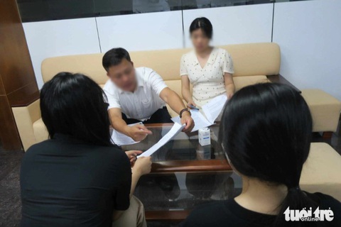 Hai phóng viên (ngồi phía trong) làm việc với K.T. tại tòa soạn báo Tuổi Trẻ - Ảnh: T.T.D. Hai phóng viên (ngồi phía trong) làm việc với K.T. tại tòa soạn báo Tuổi Trẻ - Ảnh: T.T.D.