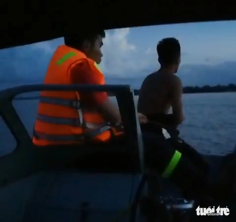 Lật ghe sắt chở xi măng trên sông Quới An, 1 người mất tích - Ảnh 2. Lực lượng cảnh sát đang tích cực tìm kiếm nạn nhân mất tích - Ảnh: Công an cung cấp