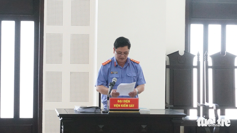 Xét xử lái xe chở rác bị cáo buộc cán nhiều lần khiến một cô gái chết - Ảnh 2. Đại diện Viện KSND công bố bản cáo trạng - Ảnh: Đ.C.