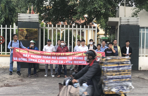 Bị nợ lương nhiều tháng liền, người lao động lâm cảnh khốn đốn - Ảnh 1. Người lao động cực chẳng đã phải đến gây áp lực sau nhiều tháng chờ đợi công ty trả nợ lương - Ảnh: NGÂN HÀ