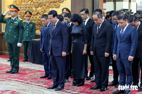 Tiễn biệt cố Phó thủ tướng Lê Văn Thành: Dấu ấn còn mãi với người Hải Phòng - Ảnh 3. Đoàn Chủ tịch nước do Chủ tịch nước Võ Văn Thưởng làm trưởng đoàn vào làm lễ viếng - Ảnh: NGUYỄN KHÁNH