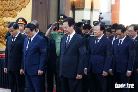 Tiễn biệt cố Phó thủ tướng Lê Văn Thành: Dấu ấn còn mãi với người Hải Phòng - Ảnh 6. Đoàn Chính phủ do Thủ tướng Phạm Minh Chính làm trưởng đoàn vào làm lễ viếng - Ảnh: NGUYỄN KHÁNH